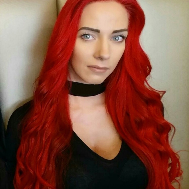 Romina  aus Dortmund  Haarfarbe: rot (feurig), Augenfarbe: grün, Größe: 183 